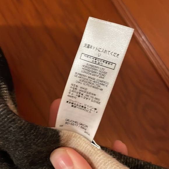Authentic Burberry Cashmere Scarf - Picture 4 of 6